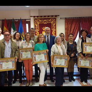 Los siete docentes jubilados el pasado curso escolar recibieron ayer el homenaje de la comunidad educativa chipionera