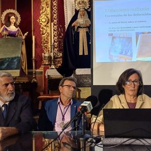 La restauradora Amalia Belmonte presenta los trabajos de mejora realizados en el cuadro del Maremoto de Lisboa de la capilla del Cristo de las Misericordias