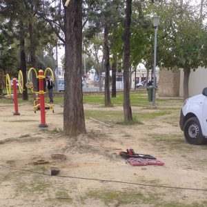 En marcha la reparación de varios parques infantiles de Chipiona y de los elementos biosaludables del parque público Blas Infante