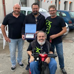 La Peña Motera Los Zumbaos homenajea a Radio Chipiona por sus 40 años de vida agradeciendo su constante colaboración con la entidad