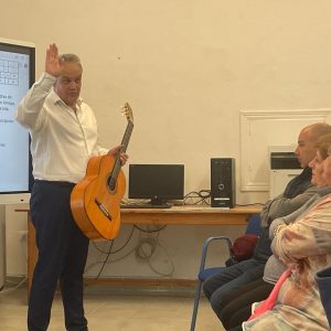 Emotiva conferencia del guitarrista Juan Gómez en el SEP Miguel Espinosa Pau sobre la historia del flamenco y su evolución