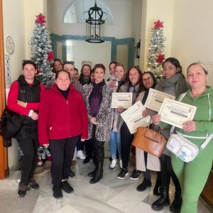 Isabel María Fernández entrega los diplomas de los cursos de atención a personas dependientes en domicilio y enfermas de Alzheimer