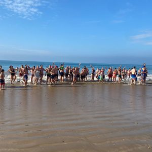 El Club Dojo Sakura Yon celebró ayer la novena edición de su actividad ‘Primer baño del año’ en la playa de Regla