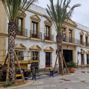 El Alcalde informa del inicio de los trabajos de mejora y adecentamiento de la fachada y exteriores del edificio municipal de Juan Carlos I
