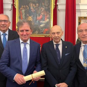 El presidente del Ateneo de Sevilla  hace entrega del Premio Doctor Hermosilla a Francisco Gallardo Rodríguez por la “Biografía del Doctor Ismael Yebra Sotillo”