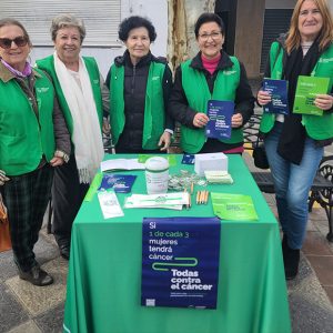 La AECC de Chipiona ha informado hoy en la plaza de Abastos con motivo de la jornada mundial de la enfermedad