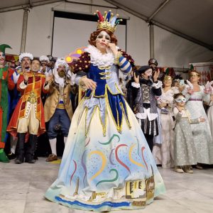 Un emocionante y multitudinario pregón de Noemí Ruiz abre el Carnaval de Chipiona en un acto que este año sumó la Coronación
