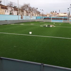 La Delegación de Deportes ultima los trabajos de instalación del nuevo césped artificial del campo de Fútbol Indoor