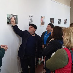 Visita guiada de un grupo de la Asociación de Mujeres Progresistas a la exposición 40 aniversario de Radio Chipiona