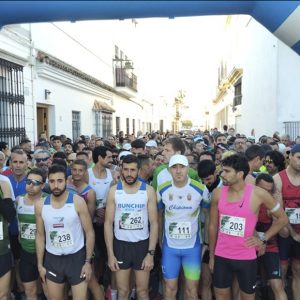 Marco Fasel y Fátima Romero ganadores de una Carrera Popular 28 F de Chipiona que batió récord de participación