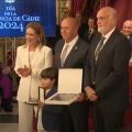 Pedro Curtido y el Centro de Desarrollo Infantil y Atención Temprana Bajo Guadalquivir han recibido hoy la Medalla de la Provincia