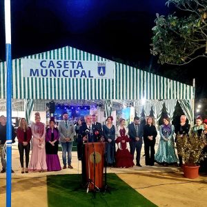 La Feria del Moscatel de Chipiona comenzaba ayer con el encendido del alumbrado y el acto de inauguración oficial