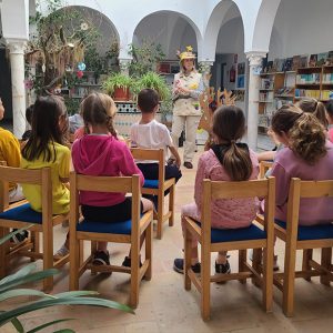Comienzan cinco días de cuentacuentos en la biblioteca municipal de Chipiona dentro de los actos del Día del Libro