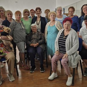 Personas usuarias del Centro Social de las Personas Mayores se suman a la conmemoración del Día del Libro con una lectura de poemas