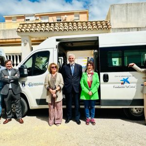 Presentado un nuevo vehículo adaptado de Alzheimer para el traslado de los usuarios y usuarias del centro de día