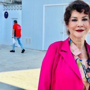 Isabel María Fernández presenta la cámara refrigerada para el depósito de los residuos del Mercado de Abastos que evitará malos olores