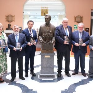 ﻿Exitosa presentación con lleno absoluto  en el Ateneo del libro «Cómo sonríe Sevilla» el mismo día 35 años después del Pregón de las Glorias del padre Cué en el Lope de Vega