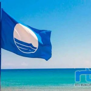 Chipiona revalida las Banderas Azules de 4 de sus playas y el Puerto Deportivo y la distinción del Centro El Camaleón como Centro Azul