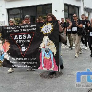 Educación se sumó a la marcha solidaria organizada por la Flampa de Chipiona en el Día Internacional Contra el Acoso Escolar