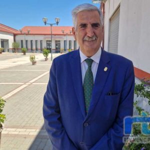 Luis Mario Aparcero informa de actuaciones en la oficina de atención el ciudadano, la calle Lisa y el acceso a la playa de Camarón
