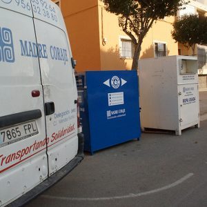 Madre Coraje recogió en Chipiona 12.205 kilos de ropa y calzado y 1.599 litros de aceite usado en el primer semestre del año