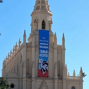 El Santuario de Regla de Chipiona vivió ayer una jornada especial con la acogida de la reliquia del joven beato Carlo Acutis