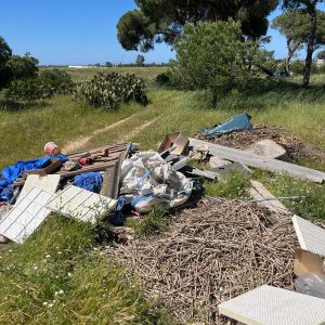 Medio Ambiente informa a departamentos municipales, Policia Local y Guardia Civil de vertidos en el pinar de Chipiona