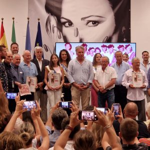 La comparsa ‘Aires Bandoleros’ de ‘El Chusco’ recibe el homenaje por el cumplimiento del 50 aniversario de su paso por el Falla