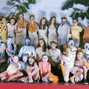 Jóvenes actores con gran profesionalidad ofrecieron el musical del Rey León para disfrute de 400 personas.