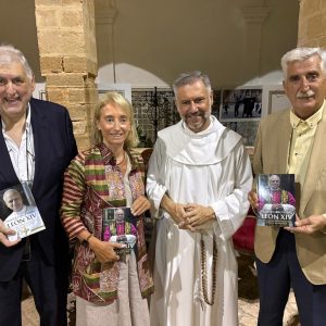 Presentado con éxito el Primer libro sobre León XIV en el Claustro de Regla de Chipiona.
