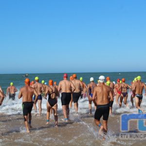 Marcos Sánchez, Fátima Souissi y Rubén Gutiérrez pódium de la Travesía a Nado Picoco-Playa de Regla celebrada ayer en Chipiona