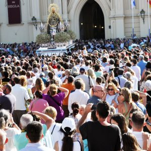 Multitudinaria procesión de la Virgen de Regla de      Chipiona.