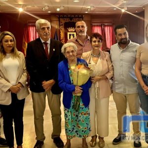 Rosario Lorenzo Zaldúa ha recibido hoy un homenaje por ser la persona más longeva de Chipiona en el Día Internacional de las Personas de Edad