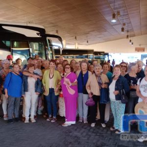 Usuarios del Centro Social de las Personas Mayores de Chipiona participan en una jornada de convivencia en el Coto de La Isleta