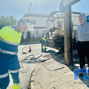 El Ayuntamiento de Chipiona refuerza la limpieza de imbornales para prevenir inundaciones ante la llegada de las lluvias