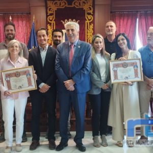 Tres docentes jubilados, Nieves Neches, M.ª Dolores Rodríguez y Manuel Saborido homenajeados por la comunidad educativa chipionera