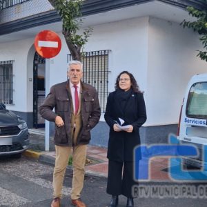 El alcalde de Chipiona y la delegada de Parques y Jardines explican el proceso de poda realizado en la calle Miranda de Sardi