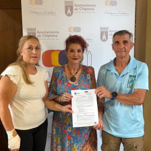 Isabel María Fernández ofrece apoyo institucional a la  Asociación de Familiares de Enfermos de Parkinson La Luz de Chipiona
