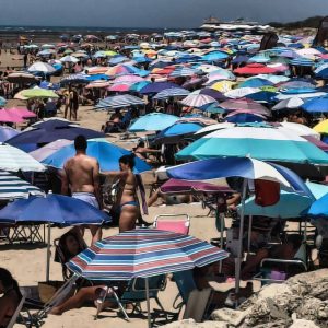 CHIPIONA A PESAR DEL EXODO DE VISITANTES QUE VERANEAN EN SUS PLAYAS, ES UN LUGAR EN PLENO DESARROLLO TURISTICO, DONDE  ES EL PUEBLO MAS FELIZ DE ESPAÑA