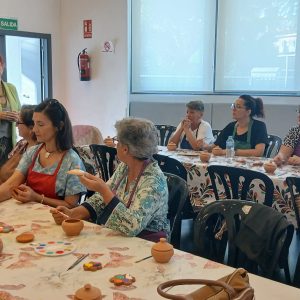 50 personas han participado hoy en el taller de alfarería organizado por la Delegación de Igualdad con motivo del Día Internacional de las Mujeres Rurales