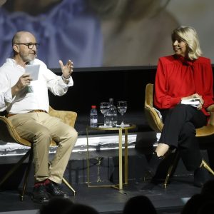 Lleno y rotundo éxito en el Teatro de la Fundación Cajasol en la presentación del libro Quinterianos, homenaje a Jesús Quintero.
